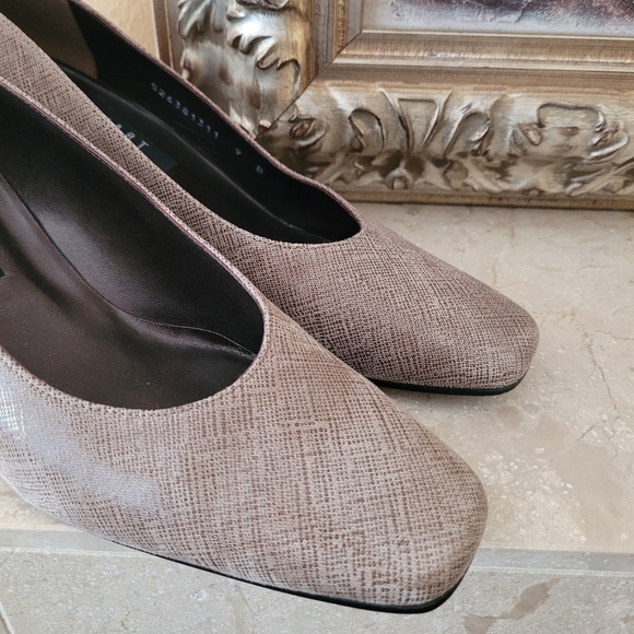 Stuart Weitzman Shoes - Picture 9 of 11